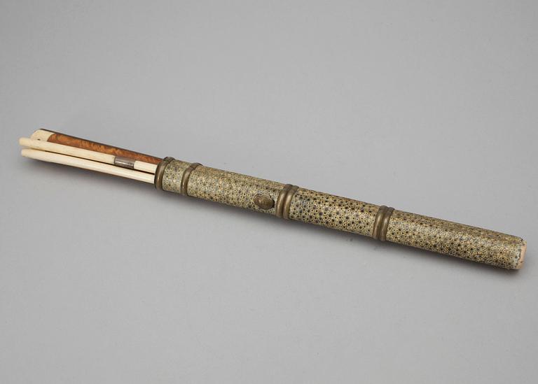 CHOPSTICKS samt KNIV, bland annat ben, sannolikt Kina, 1900-tal.