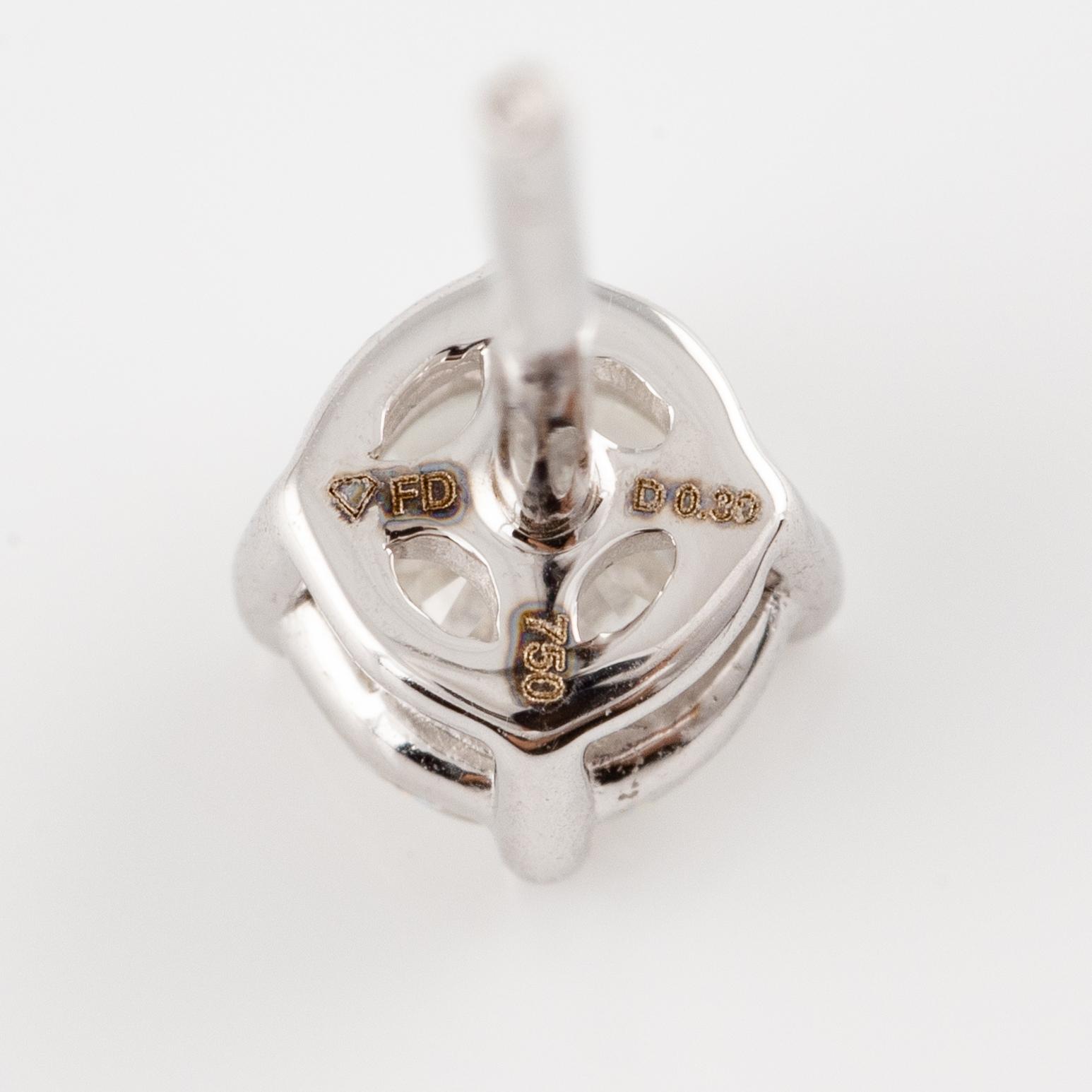 Örhängen med briljantslipade diamanter, medföljande GIA dossier.