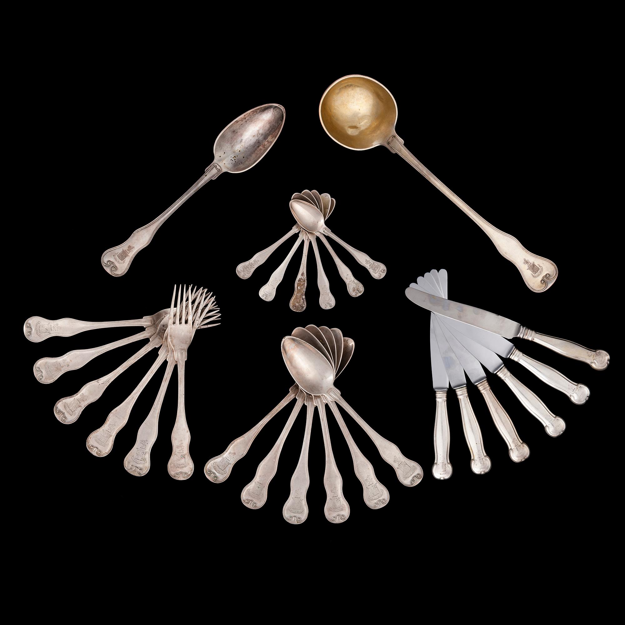 ATERIMIA, 26 osaa, hopeaa, veitsissä metalliterät, todenn. vuosisadanvaihde 1800/1900. Yht. paino 1919 g.