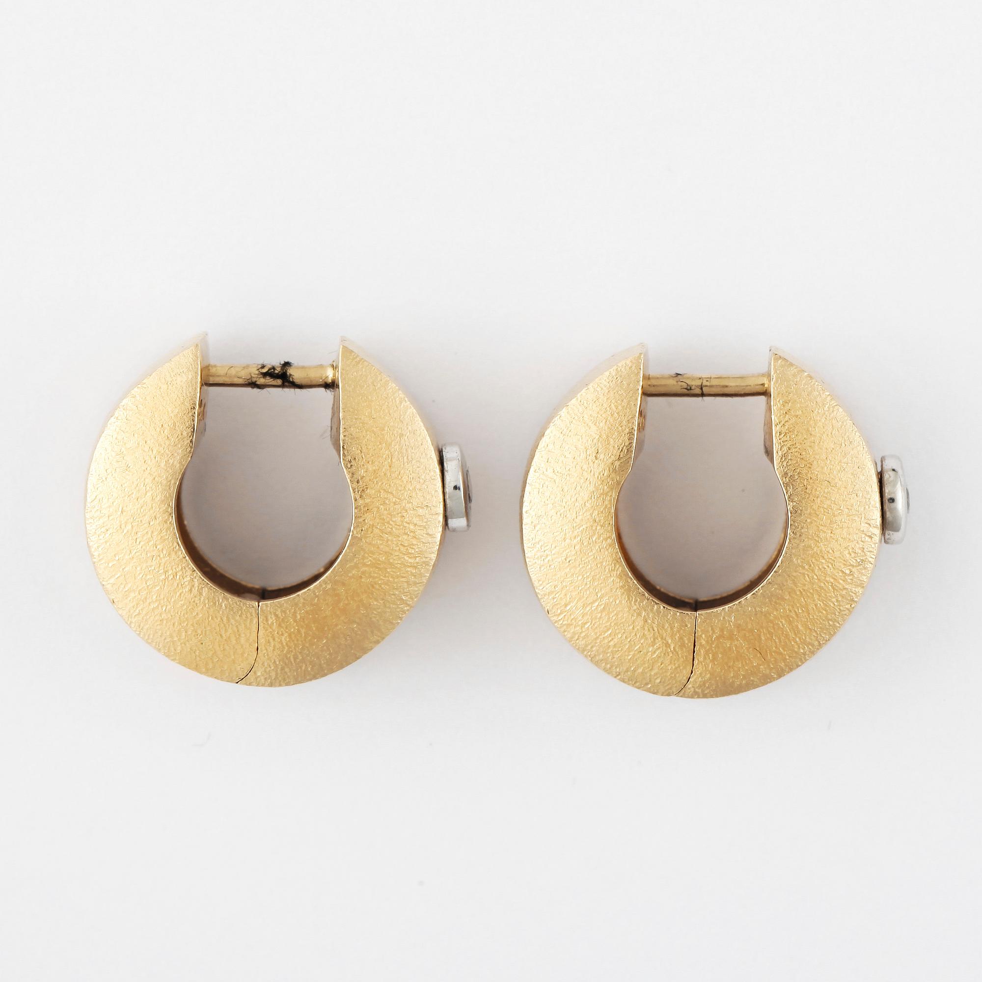 ÖRHÄNGEN, ett par, Ole Lynggaard, 18k guld med 2 diamanter tot ca0,06ct.