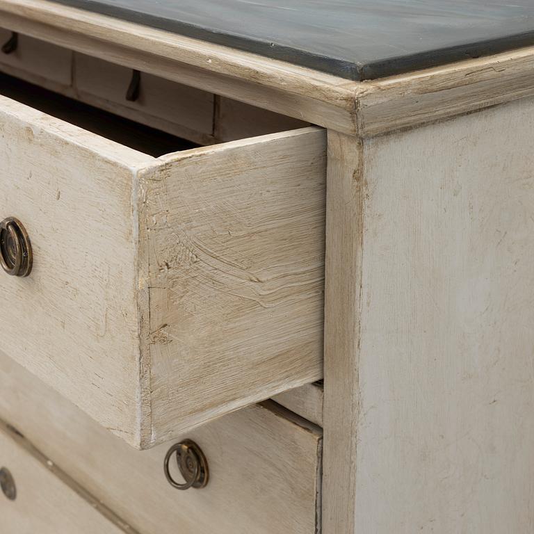 A chest of drawers, 19th century.
