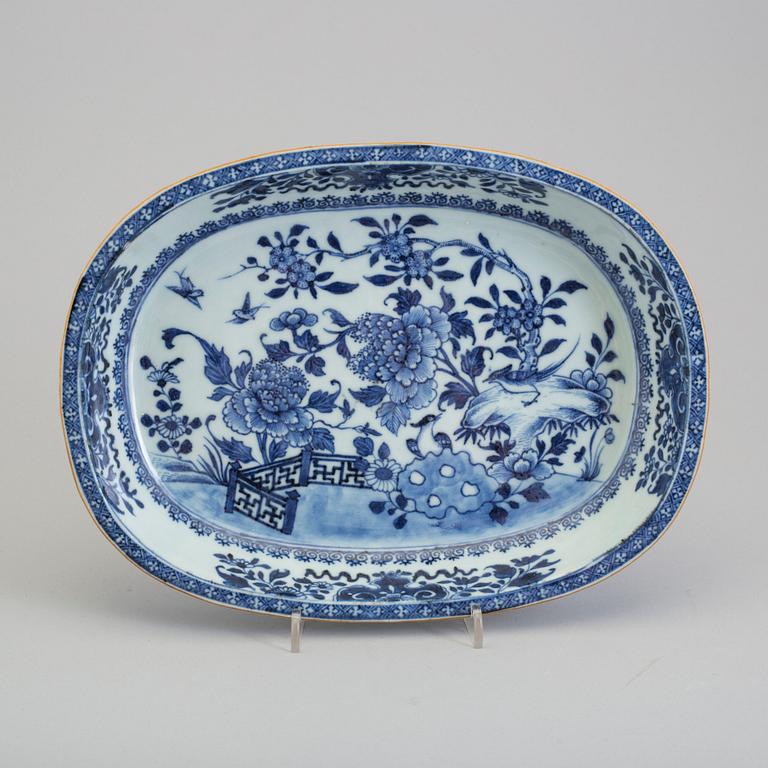 An oval shaped serving dish, Qing dynasty, Qianlong (1736-95).