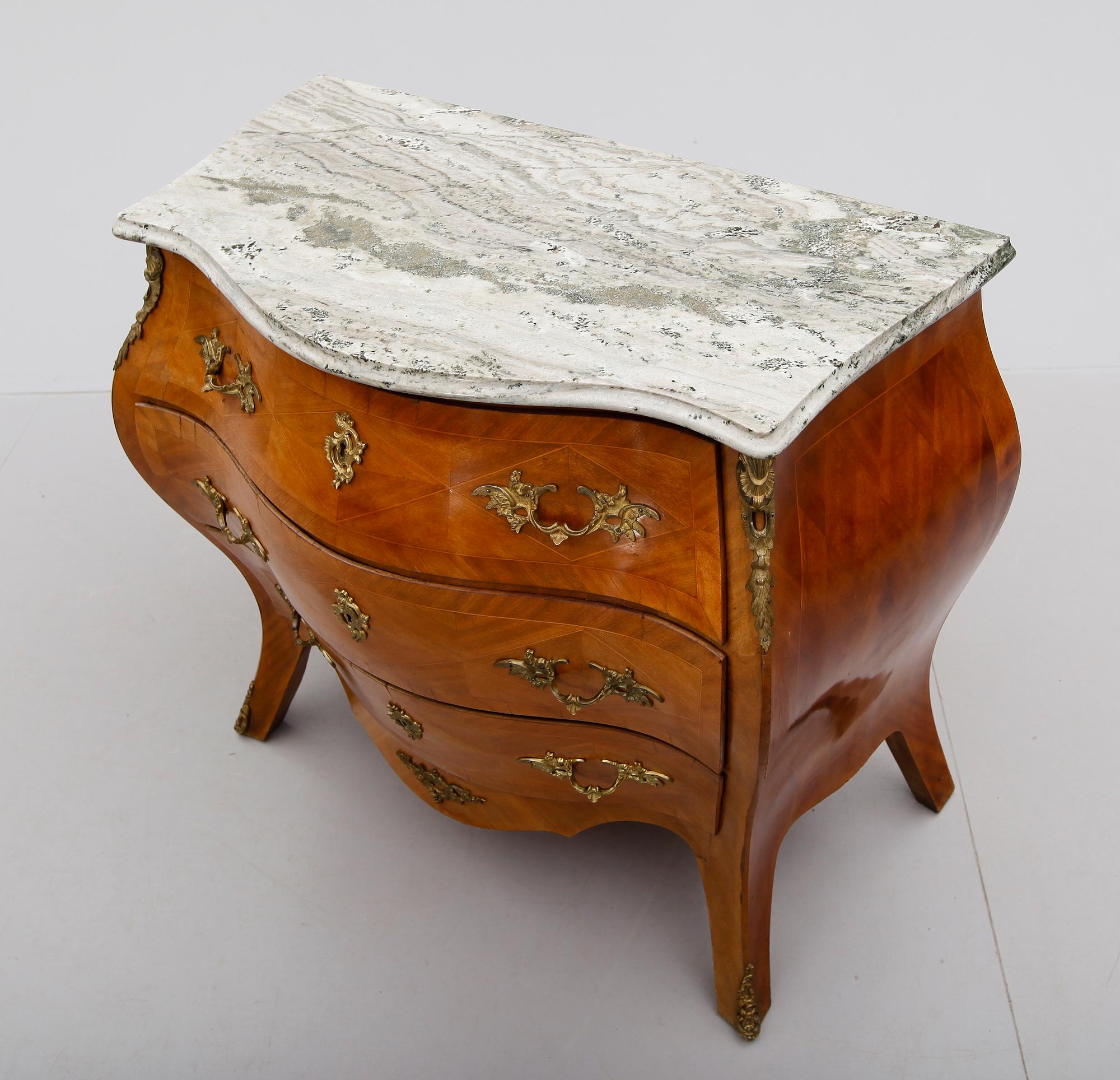 BYRÅ, rokokostil, 1900-talets mitt.