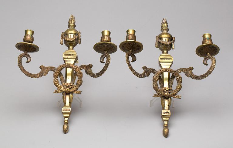 APPLIQUER, ett par. Louis XVI-stil. 1900-tal.
