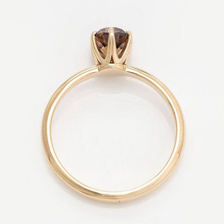 A 14K gold ring set with a brilliant-cut brown diamond. With IGI-report.