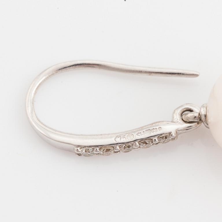 Örhängen med sötvattenspärlor och briljantslipade diamanter.