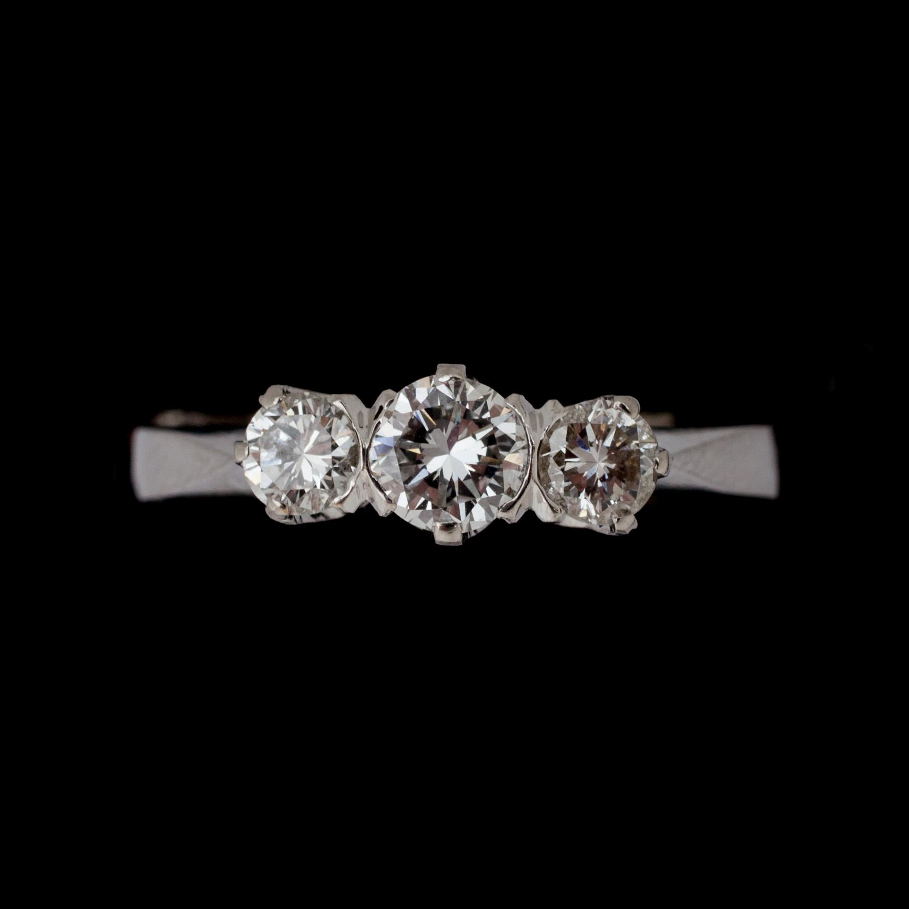 RING, 18 k vitguld med briljantslipade diamanter, totalt ca 0,60 ct. G. Dahlgren, Malmö, 1960. Vikt ca 2,5 g.