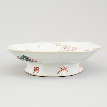 A chinese famille rose footed dish. Qingdynasty, late 19th century.