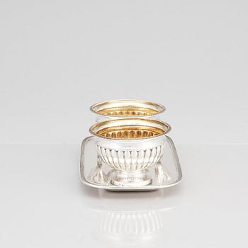 Anders Lundqvist, geléskålar, ett par samt ställning, delvis förgyllt silver, Stockholm 1817. Empire.
