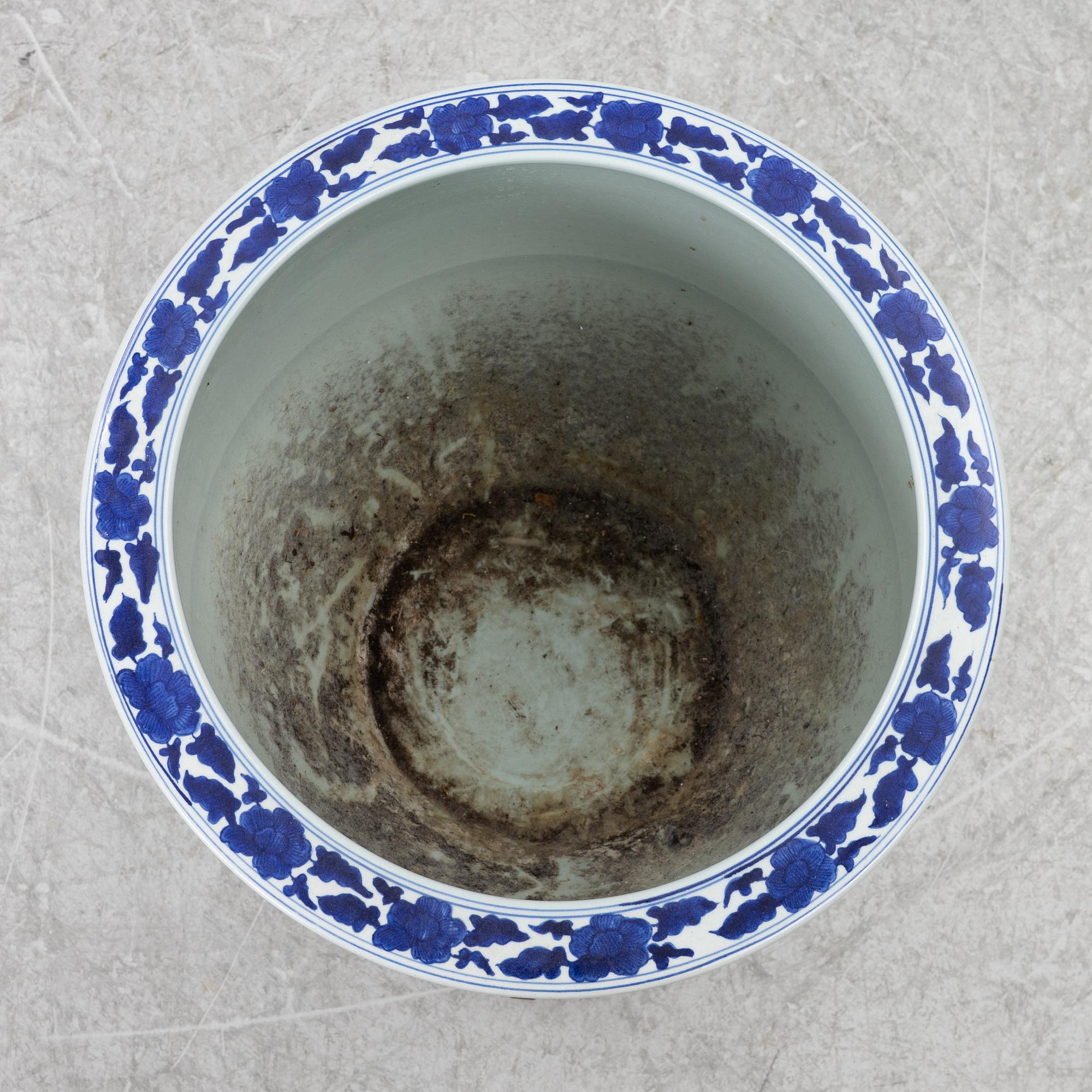 A porcelain fish bowl/planter, China, 20th Century.