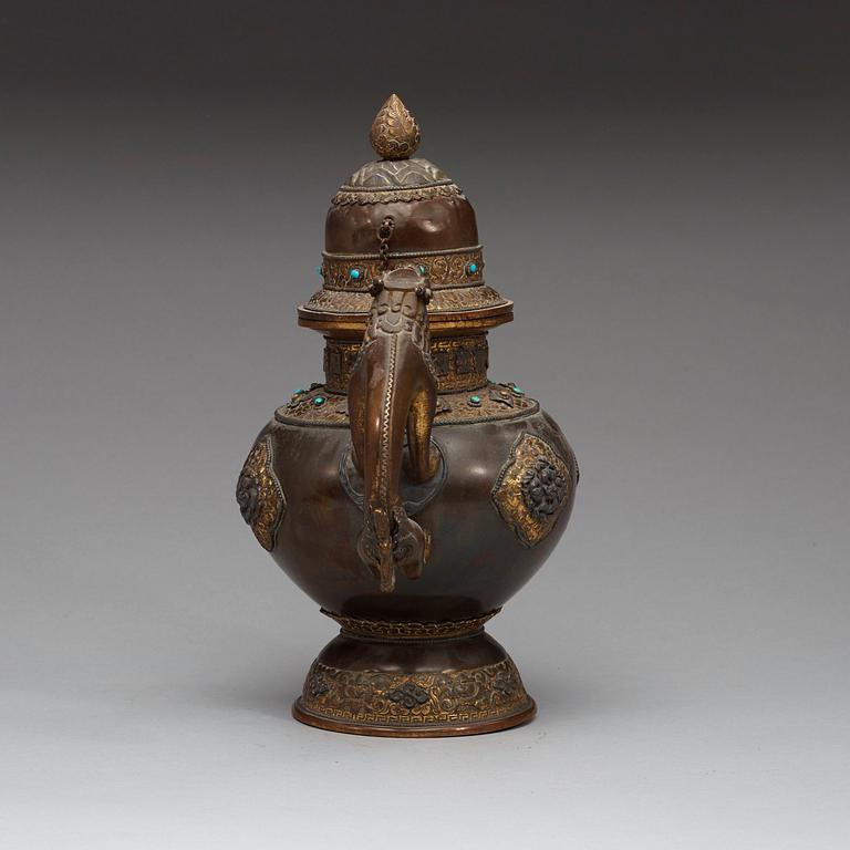 TEKANNA, kopparlegering och silverinläggningar. Tibet, 1800-tal.