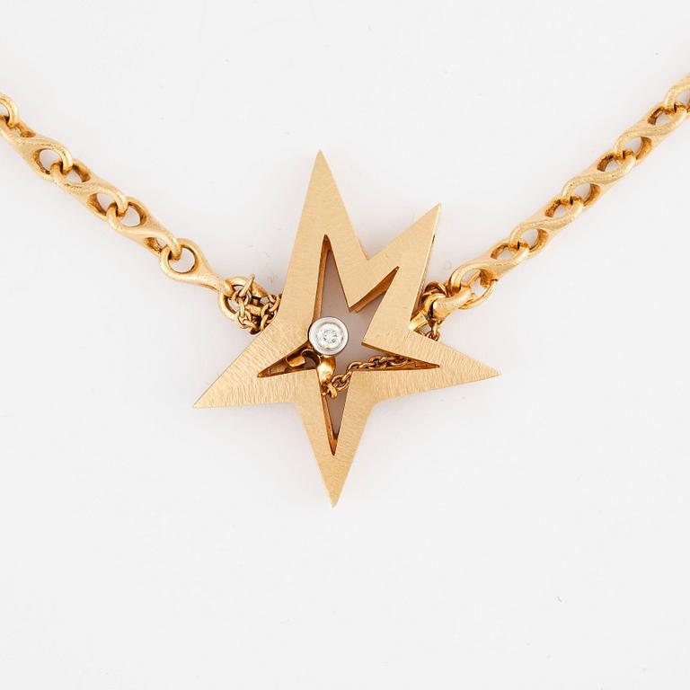 HALSSMYCKE, Ole  Lynggaard, 18k guld med briljantslipad diamant ca0,07ct. Totalvikt 43,5g.