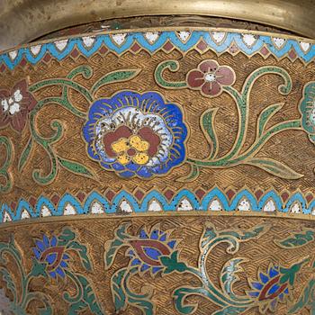 Ytterfoder med piedestal, cloisonné på mässing, Kina, omkring 1900.