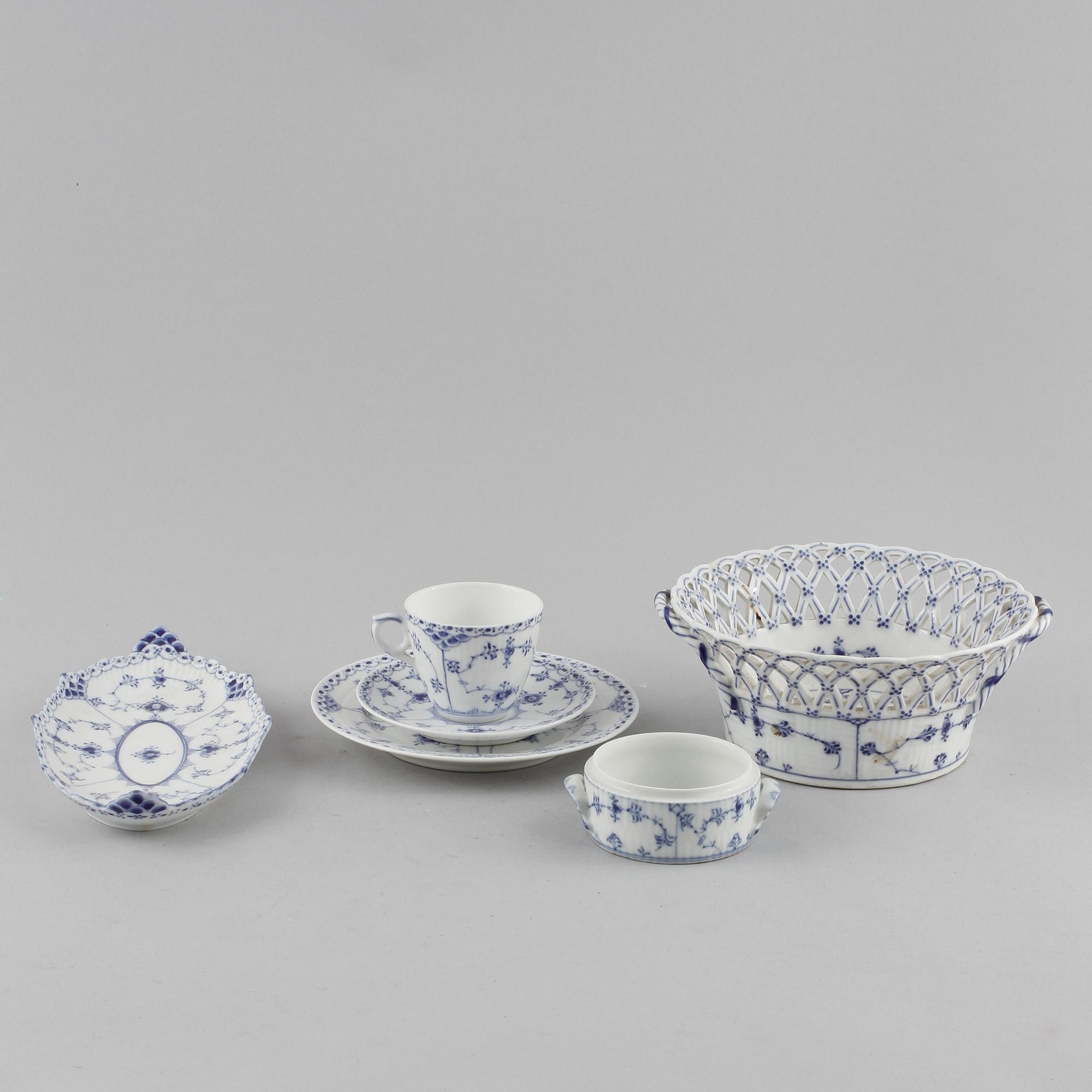 SERVISDELAR, 34 st, porslin, "Musselmalet", Royal Copenhagen, 1900-talets andra hälft.