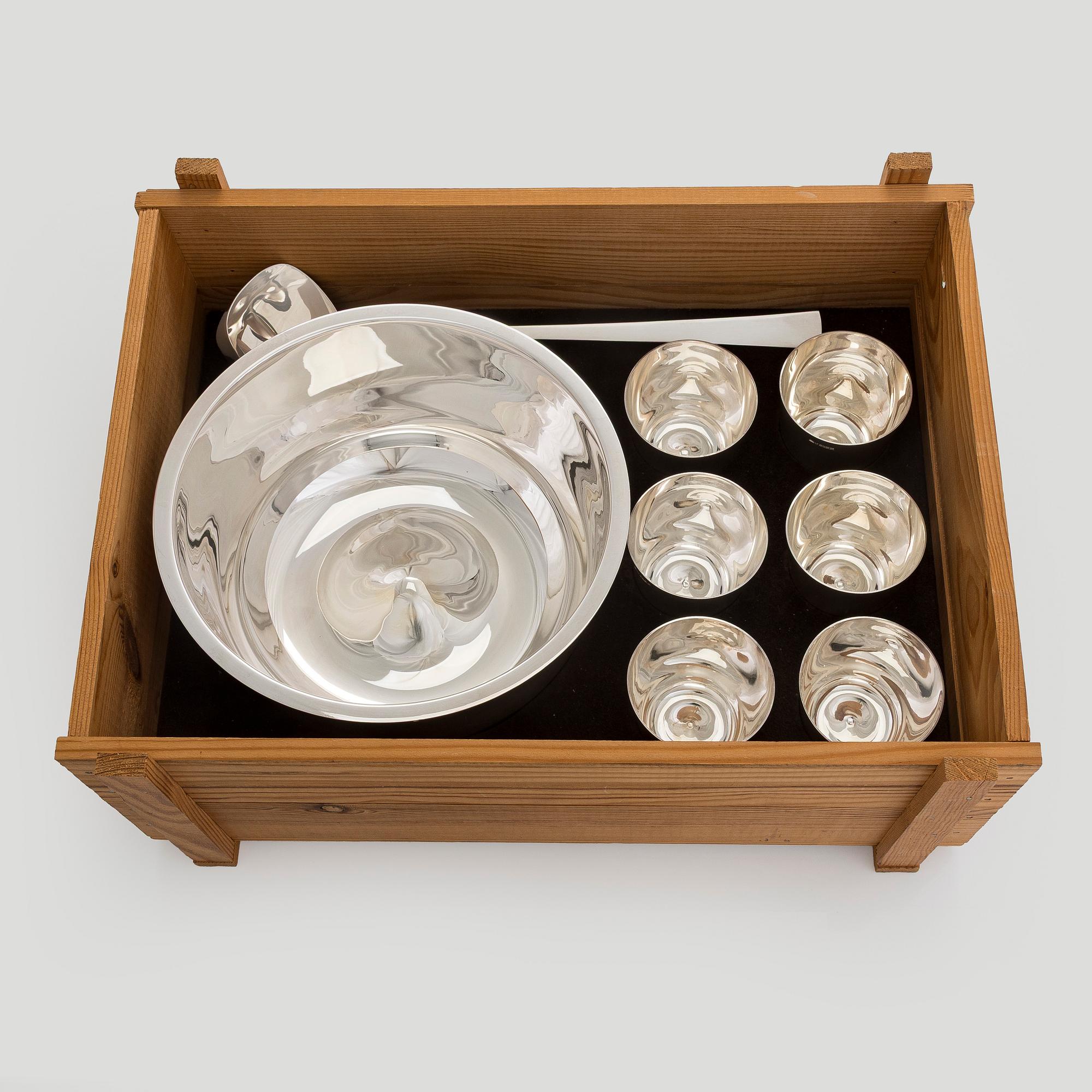 A silver punch bowl with ladle and six beakers, Auran Kultaseppä, Turku 1975-76. In original wooden box.