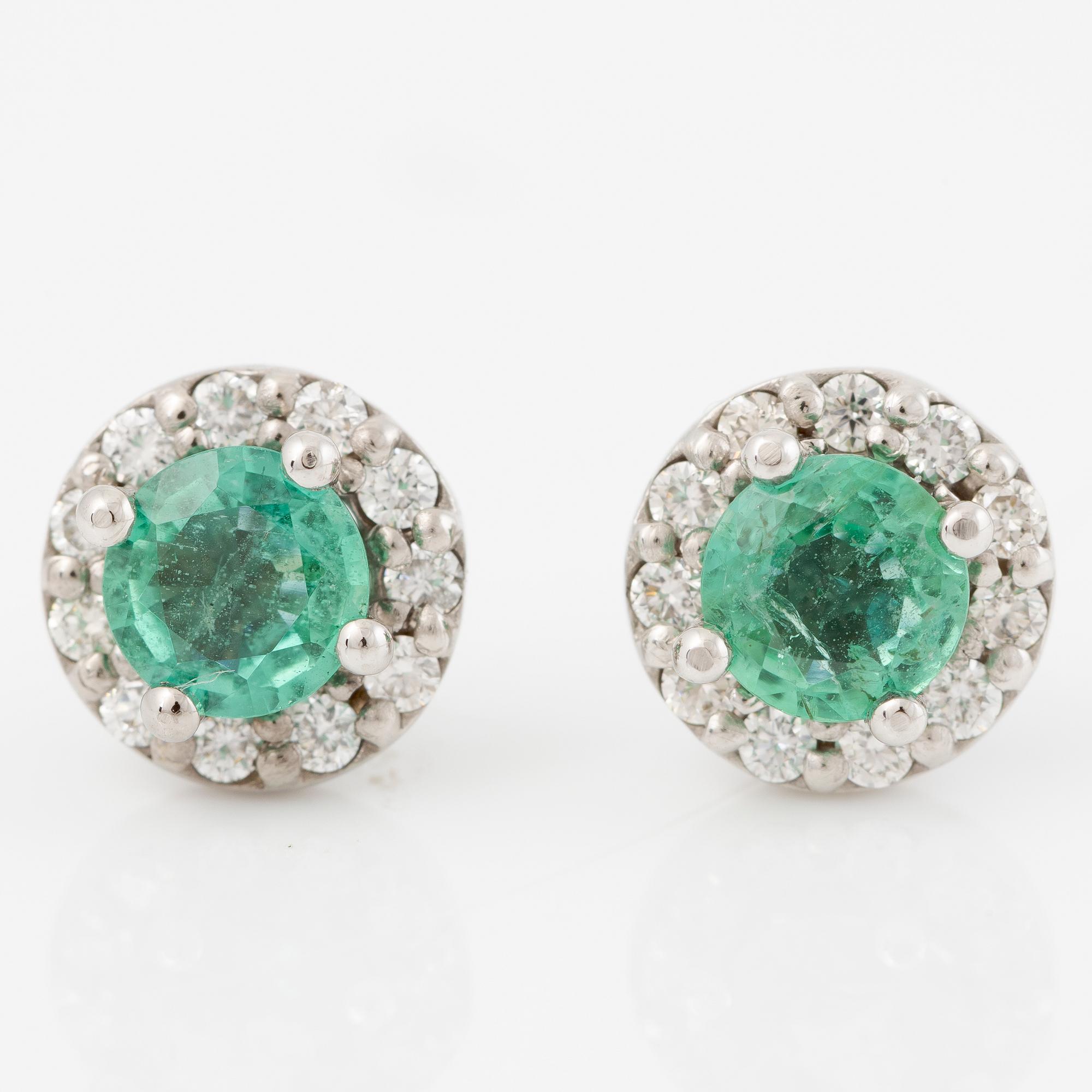 Earrings 14K white gold with emeralds and brilliant-cut diamonds.
