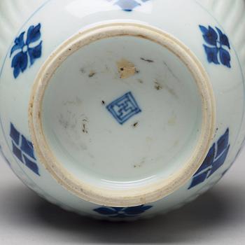 URNA, porslin. Qingdynastin, Kangxi (1662-1722).