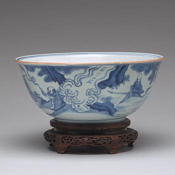 A large blue and white bowl, Transition, 17th century.