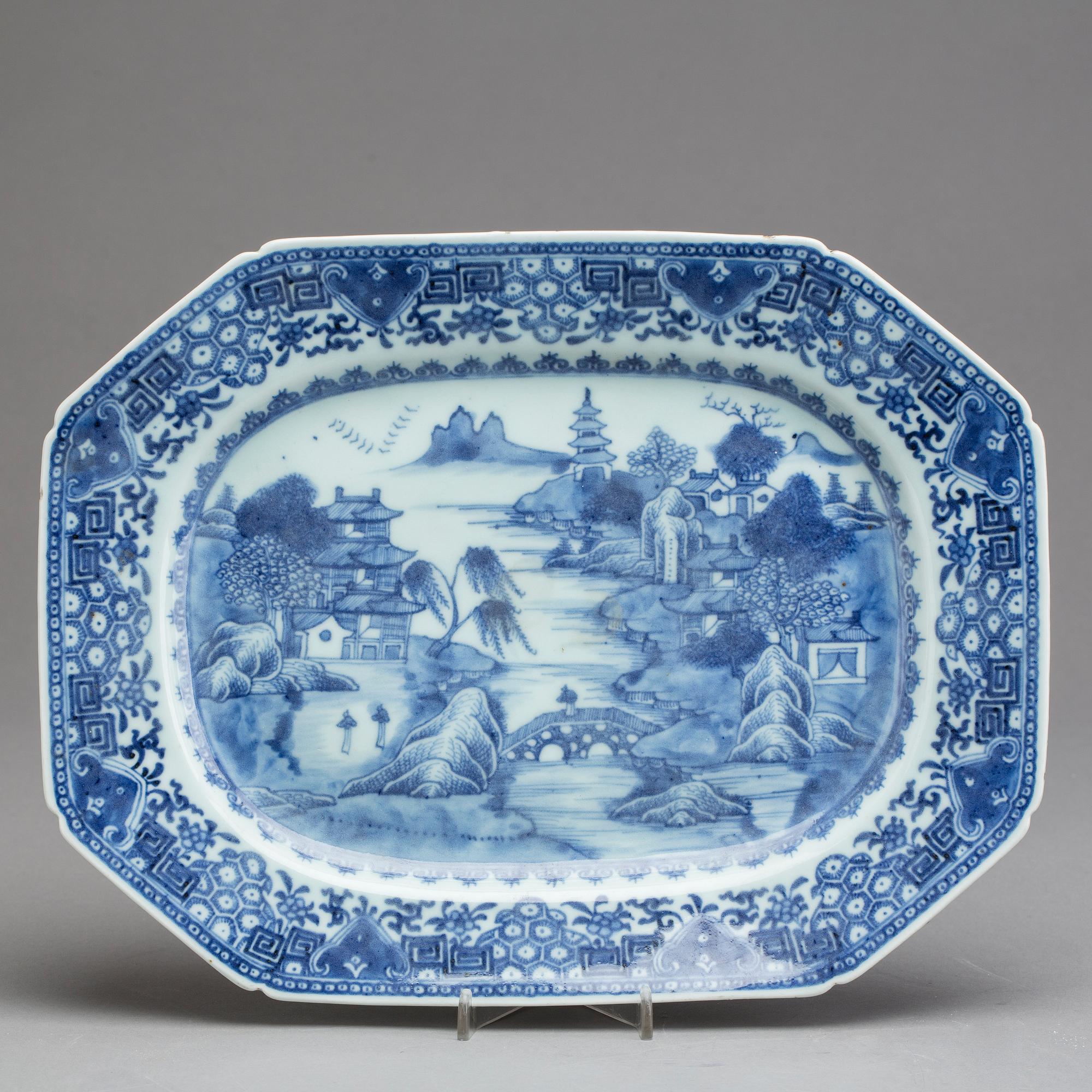 A chinese porcelain 18th century serving dish.