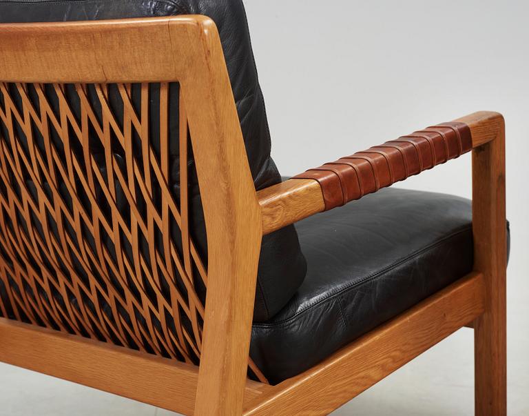 FÅTÖLJER, 2 st, och läder, Carl Gustaf Hiort af Ornäs, Finland sent 1950-tal.