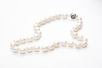 COLLIER, odlade sötvattenspärlor med silverlås.