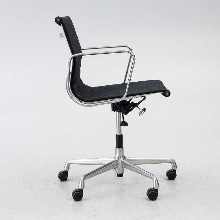 Charles & Ray Eames, Karmstol/kontorsstol, "EA108", Vitra.