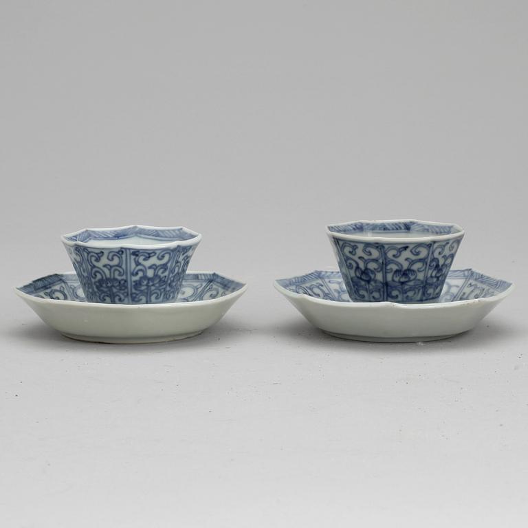 KOPPAR med FAT, ett par, porslin, Kina, Kangxi (1662-1722).