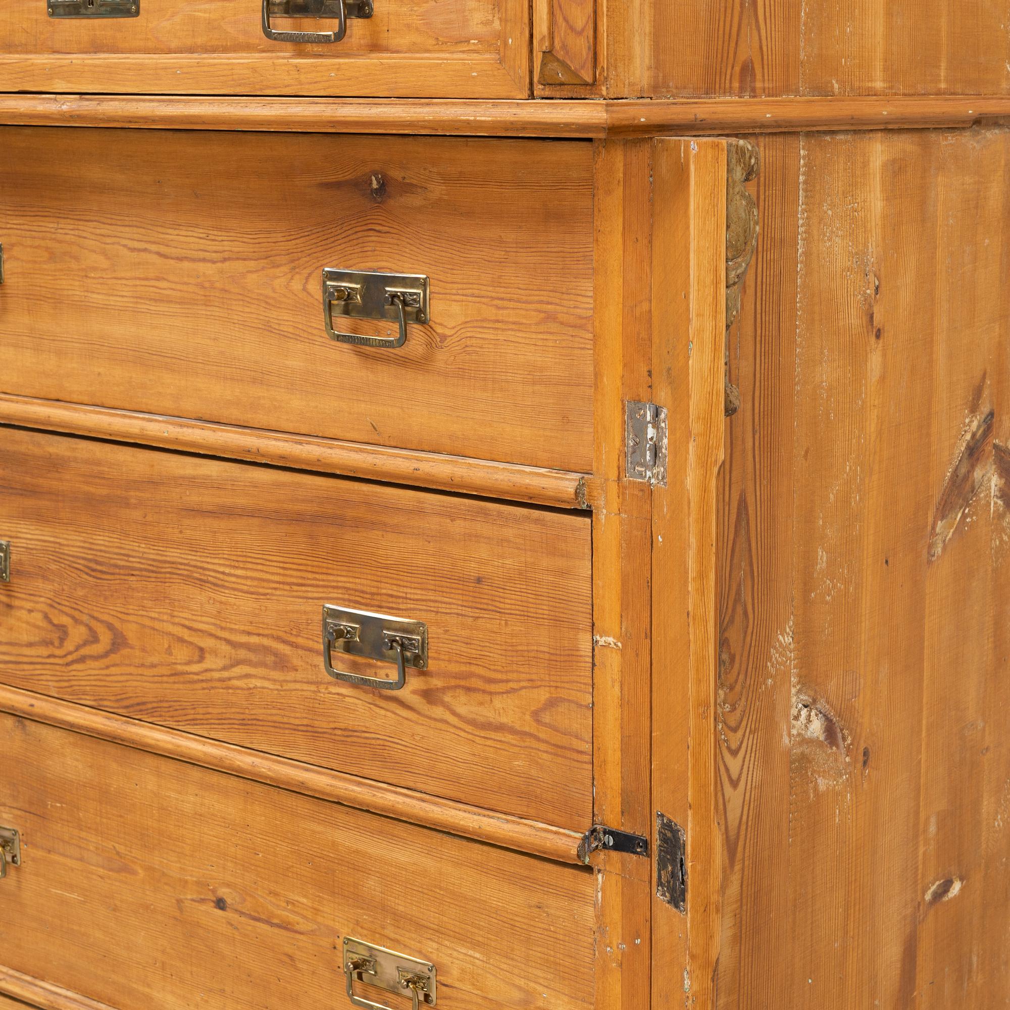 A pinewood chest of drawers, end of the 20th Century.