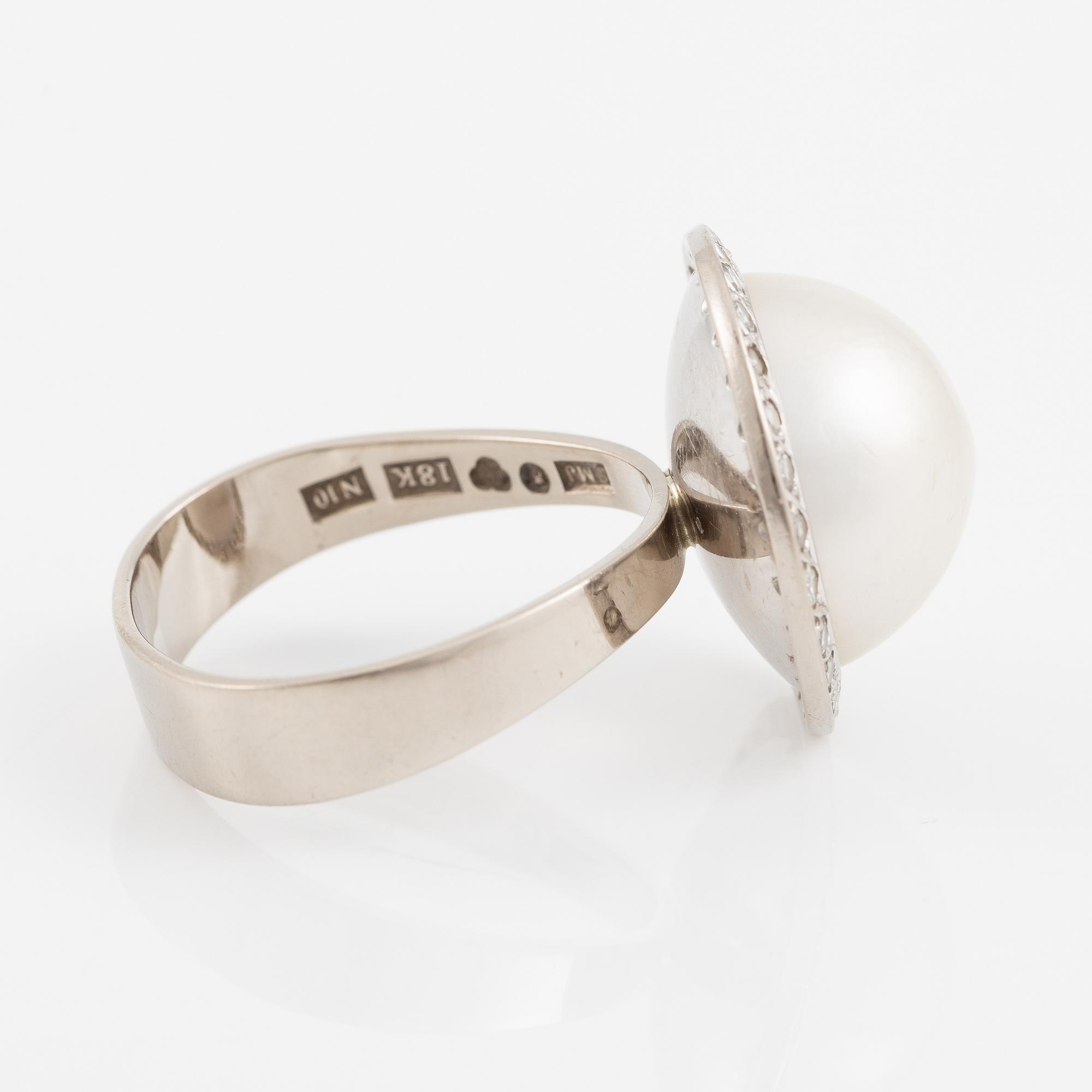 Ring 18K vitguld med en odlad mabepärla och runda briljantslipade diamanter.