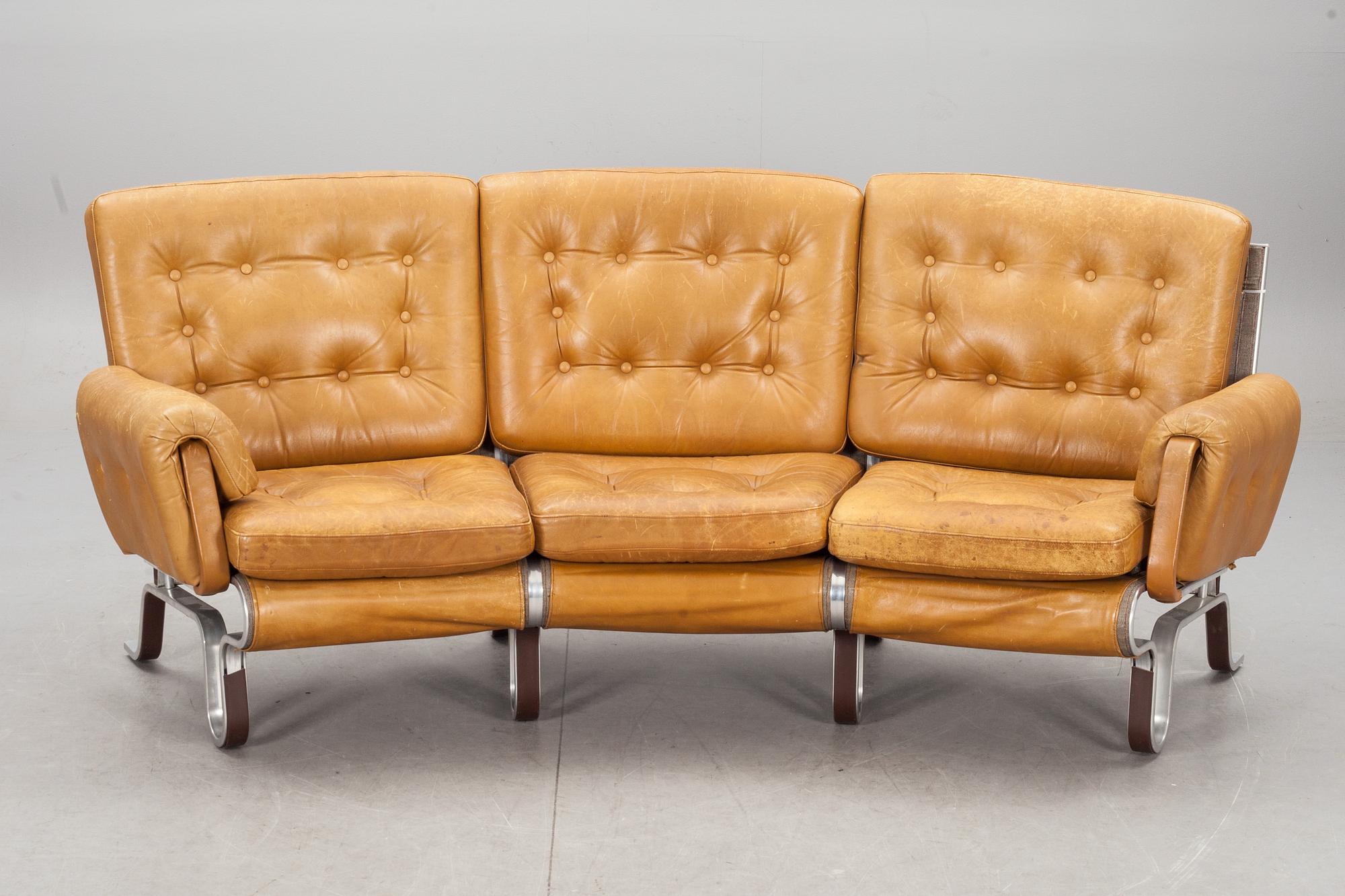 SOFFA, Design Eric Sigfrid Persson ur serien "Flytande Design". 1900-talets senare del.