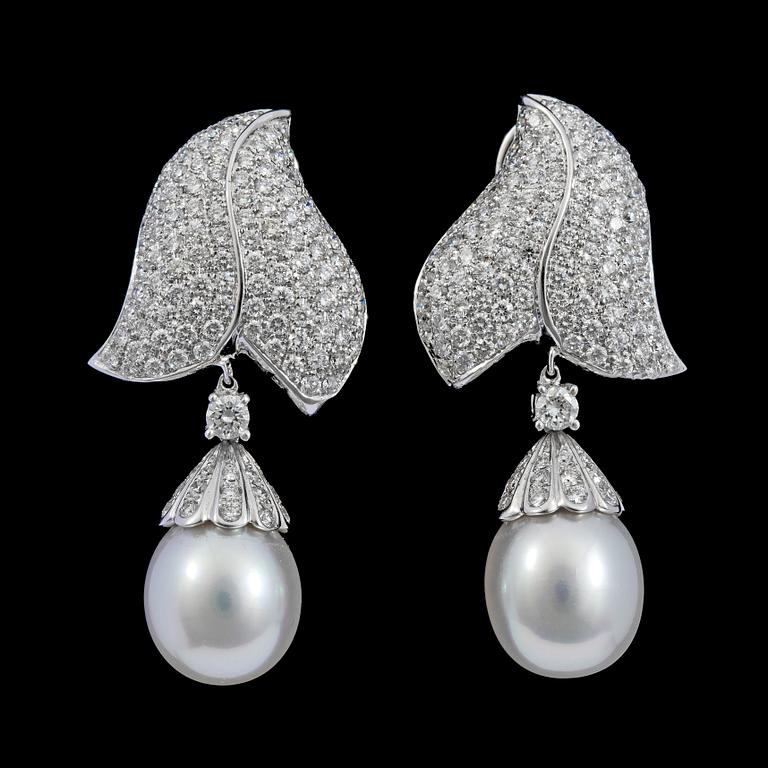 ÖRHÄNGEN, odlade pärlor, 11,5 mm, och briljantslipade diamanter, tot. 3.20 ct.