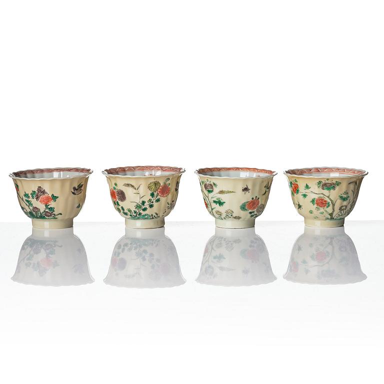 Koppar med fat, fyra stycken, porslin. Qingdynastin, Kangxi (1662-1722).