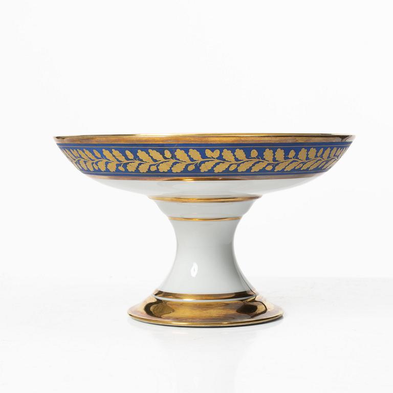 A pair of bowls on foot, 19th Century.