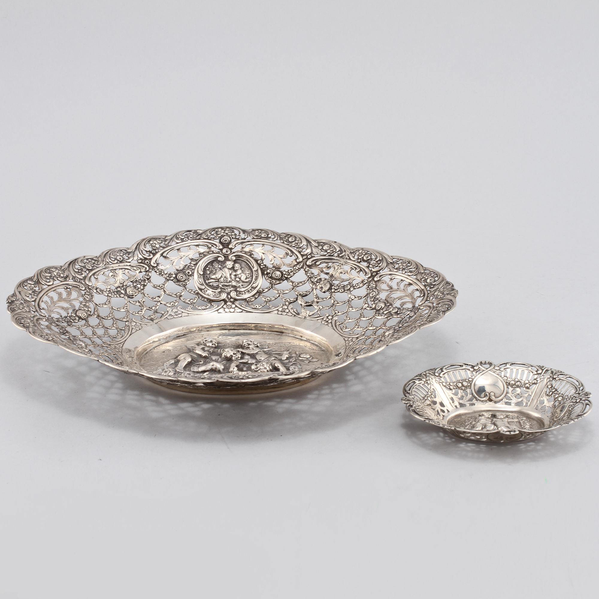 GALLERFAT, 2 st, silver, delvis låghaltigt, 1900-tal. Vikt 500 g.