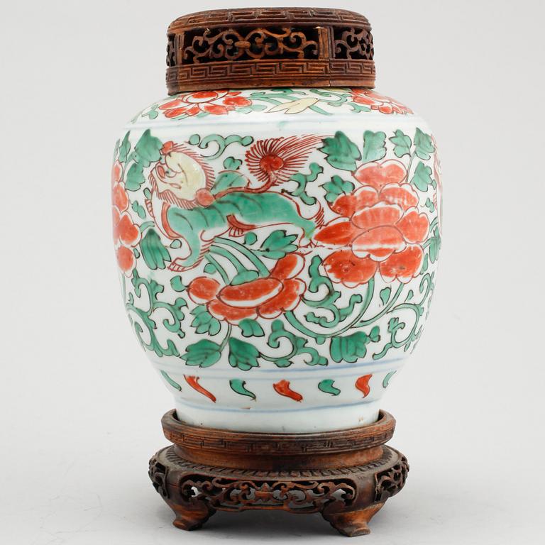 A porcelain jar, made in China, Transition, 17th Century.