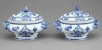 SMÖRTERRINER, ett par, porslin, Kina, Qingdynastin, (1736-1795).