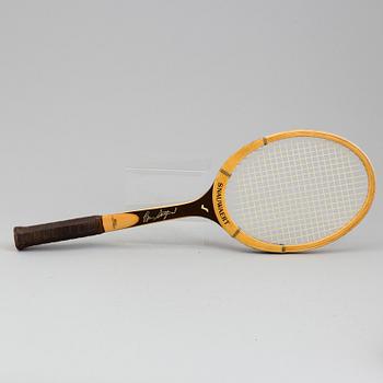 All white ash vulcan fibre laminated shaft and bow tennis racket. Brian Gottfried, Snauwaert, nr 5 370 325.