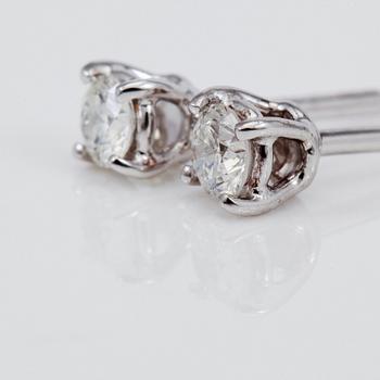 ÖRHÄNGEN, 1 par, solitära briljantslipade diamanter totalt ca 0,28 ct.