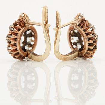 A PAIR OF EARRINGS.