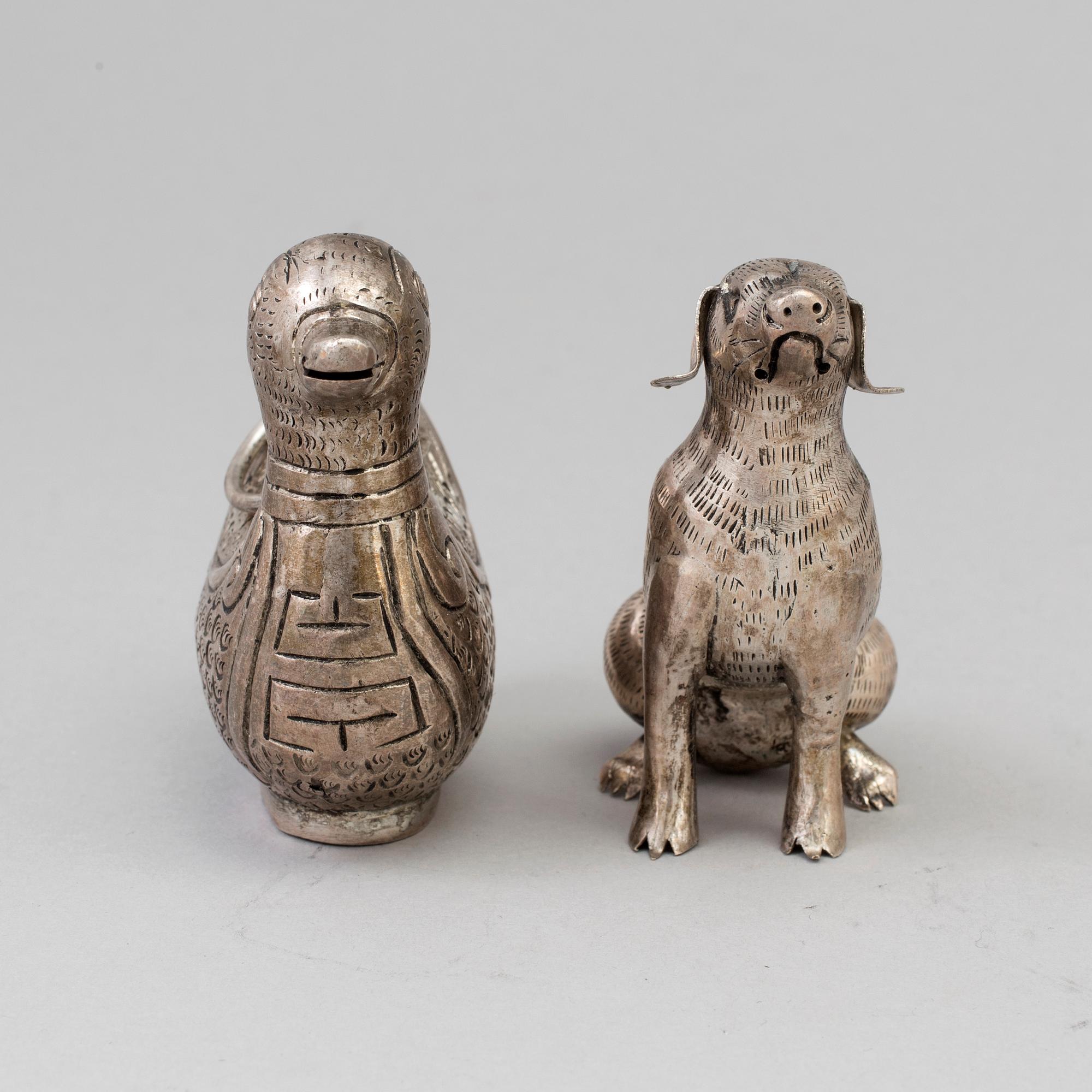 FIGURINER, två stycken, låghaltigt silver. Kina, 1900-tal.
