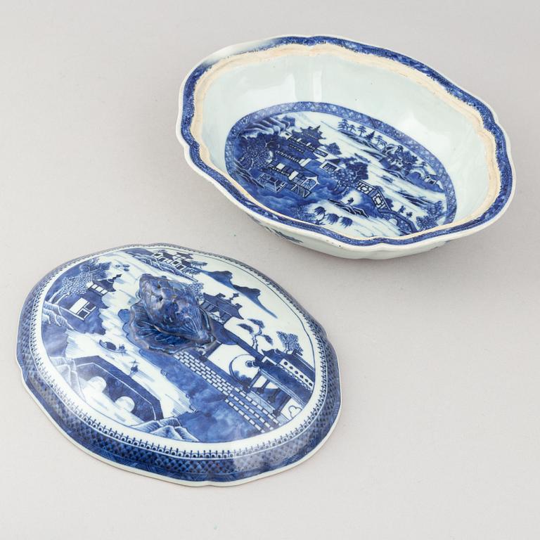 A group of Chinese porcelain, 17th, 19th and 20th century.