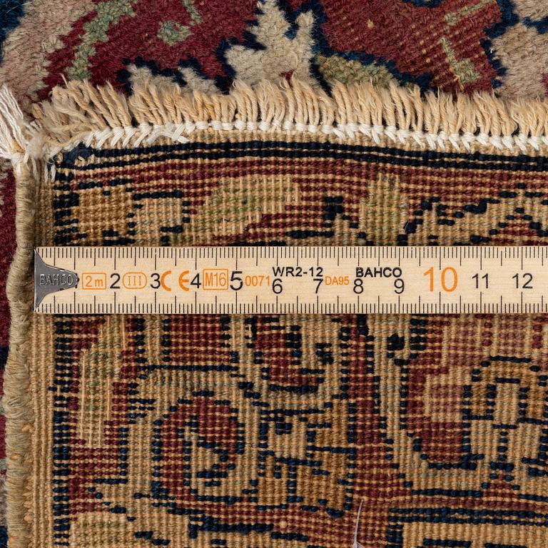 Matta, antik Kirman Laver,  Södra Persien, ca 330 x 278 cm.