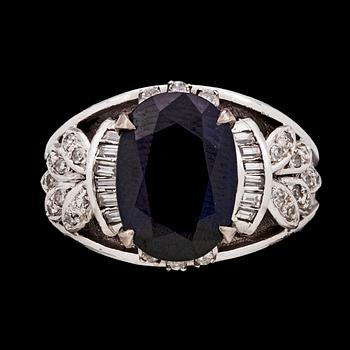 282. RING, oval cut blue sapphire and baguette and brilliant cut diamonds, tot. app. 0.38 cts.
