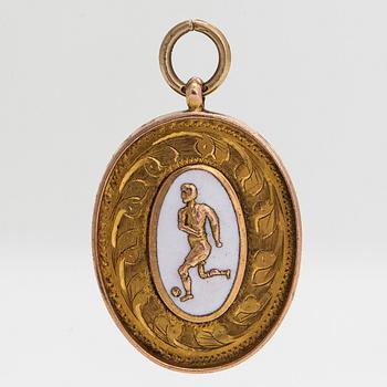 A 9K gold and enamel pendant with football motif. Birmingham, England, 1927.