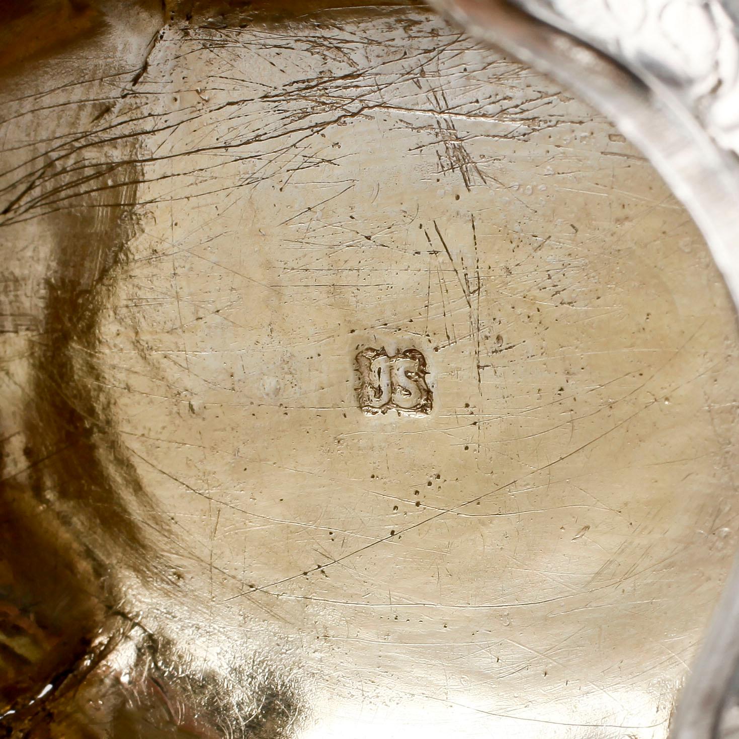 DOSA, silver, sannolikt Gustaf Stafhell d ä, Stockholm, 1700-tal. Totalvikt ca 70 gram.