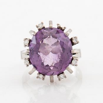 Ring/Cocktailring 14K vitguld med en ovalt fasetterad ametist och runda briljantslipade diamanter.
