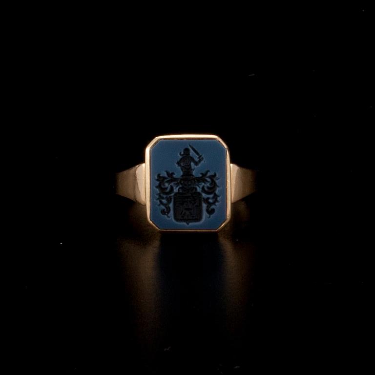 VAPENRING, guld 18K, H. Tillander, 1989. Vikt 6,1 g.