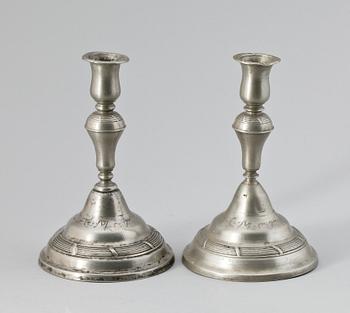 LJUSSTAKAR, 2 st snarlika, tenn, gustavianska, Mathias Rundquist resp Fredrik Ahlman, 1780-tal.