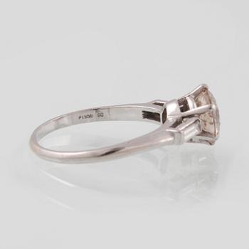 RING, platina med briljantslipade diamant 2.19 ct samt 2 baguettslipade diamanter 0.21 ct, Vikt 5,1 gram.