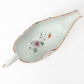 A Chinese famille rose porcelain sauce boat, Qing dynasty, Qianlong (1736-95).